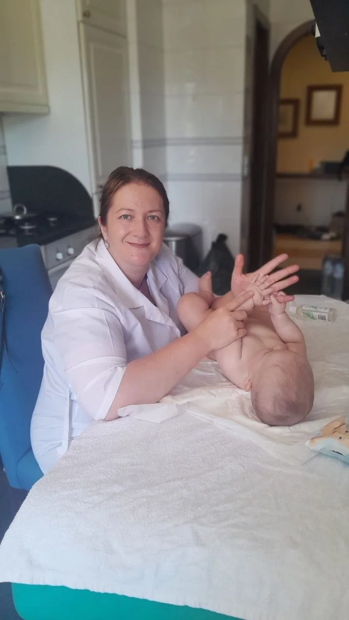 Ekaterina Qamar durante uma sessão de massagem com um bebé